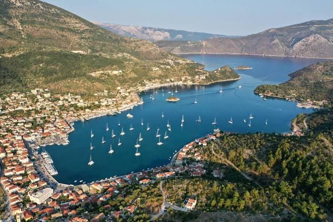 Vista aérea de Vathy, capital de Ítaca, con su puerto y embarcaciones en el mar Jónico