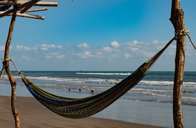 Playas de Veracruz para unas vacaciones familiares económicas Hamaca frente a una playa de Veracruz, México, con arena, mar y cielo despejado.