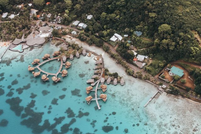 Vista aérea de una laguna tropical con bungalows sobre el agua en la Polinesia Francesa