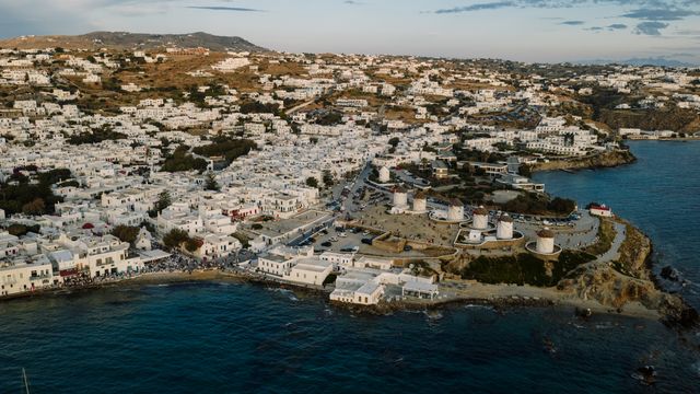 Vista aérea de Mykonos Town con los molinos de viento de Kato Mili junto al mar Egeo