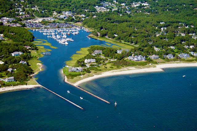 Vista aérea de un puerto deportivo, playas y viviendas costeras en Cape Cod, Massachusetts.