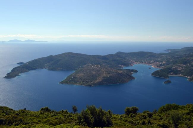Vista panorámica de Ítaca en el mar Jónico Vista panorámica de la isla de Ítaca, Grecia, rodeada por las aguas del mar Jónico