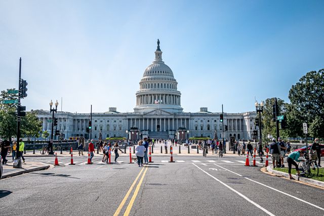 Visitantes recorren los alrededores del Capitolio de Estados Unidos durante un viaje familiar a Washington D. C.