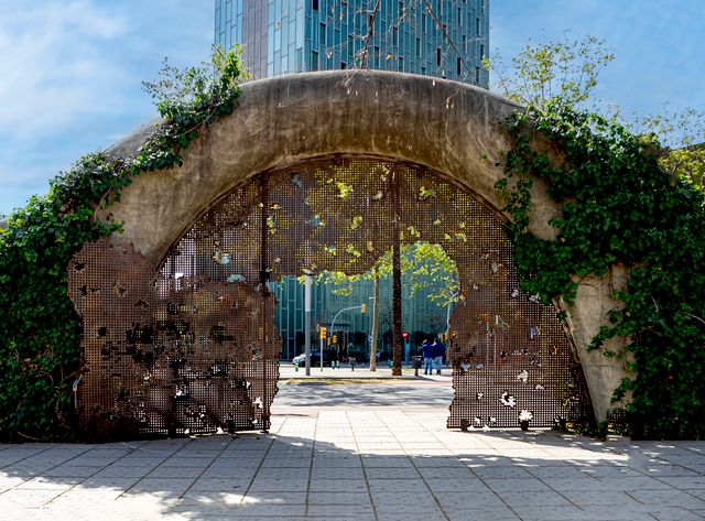 Recorrido por Barcelona para llegar a las tiendas Primark Acceso con vegetación y arquitectura contemporánea en una zona moderna de Barcelona.