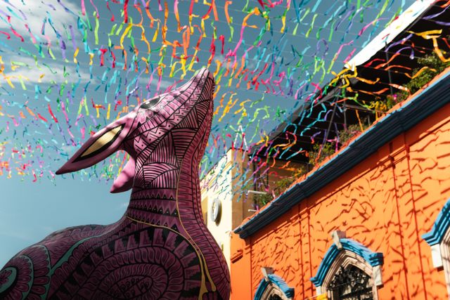 Alebrije monumental y decoraciones de colores en una calle de Oaxaca, México