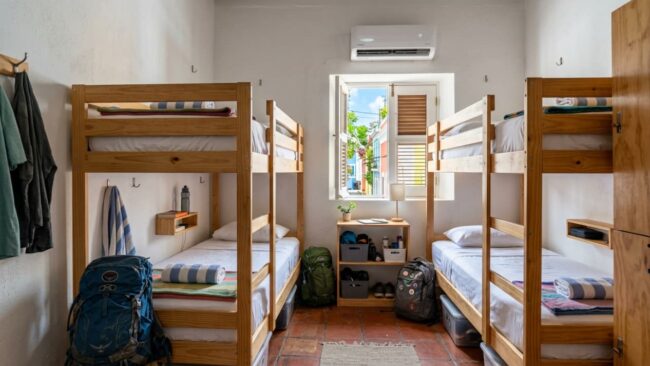 Habitación para voluntarios en Puerto Rico a cambio de trabajo Habitación compartida con literas y mochilas para viajeros en un alojamiento de Puerto Rico