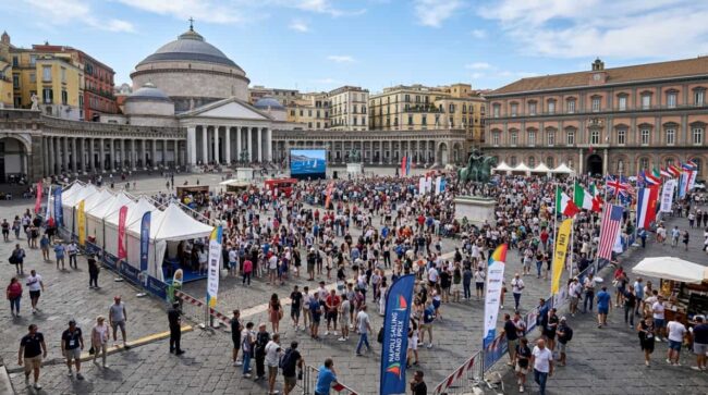 Público reunido en Piazza del Plebiscito de Nápoles durante un evento vinculado a la vela