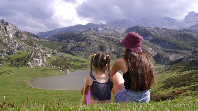 Madre e hija contemplan los Lagos de Covadonga y las montañas de los Picos de Europa en Asturias
