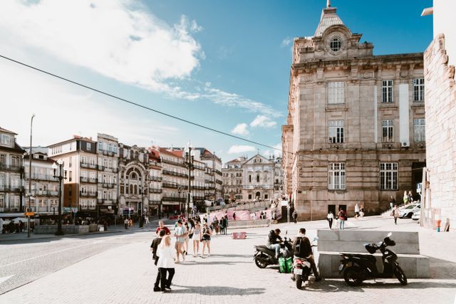 Plaza urbana con edificios históricos y peatones en una ciudad europea