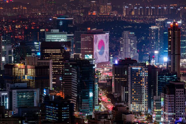 Vista nocturna de un distrito urbano de Seúl, una de las ciudades destacadas en el ranking de los barrios más cool del mundo en 2026
