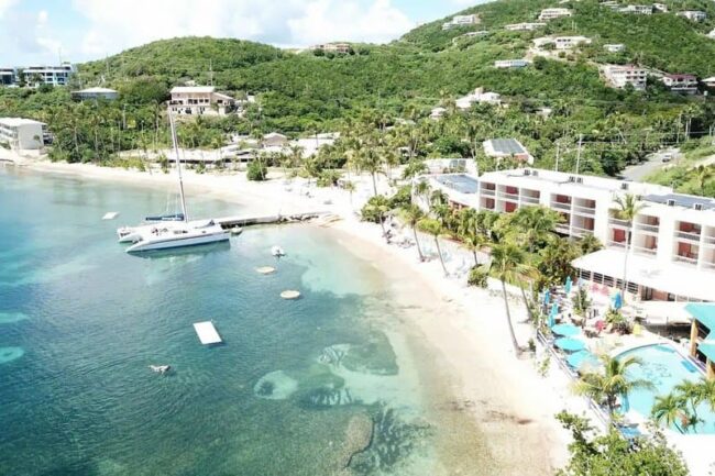 Bolongo Bay Beach Resort: all inclusive en St. Thomas Vista aérea del Bolongo Bay Beach Resort frente al mar en St. Thomas, Islas Vírgenes de Estados Unidos
