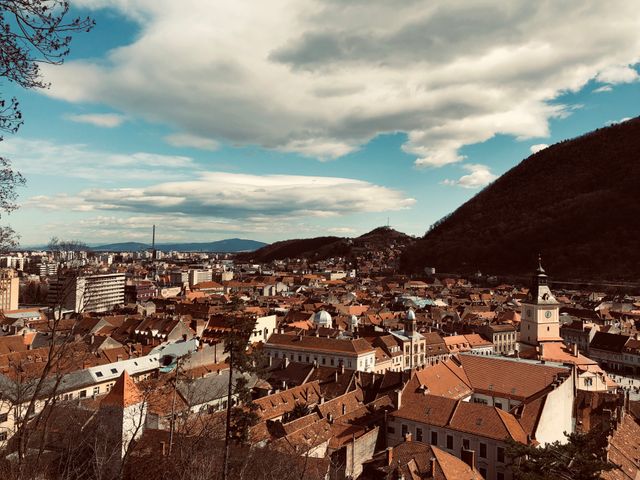 Brașov, ciudad histórica de Transilvania Vista panorámica de Brașov, una de las principales ciudades de Transilvania en Rumania