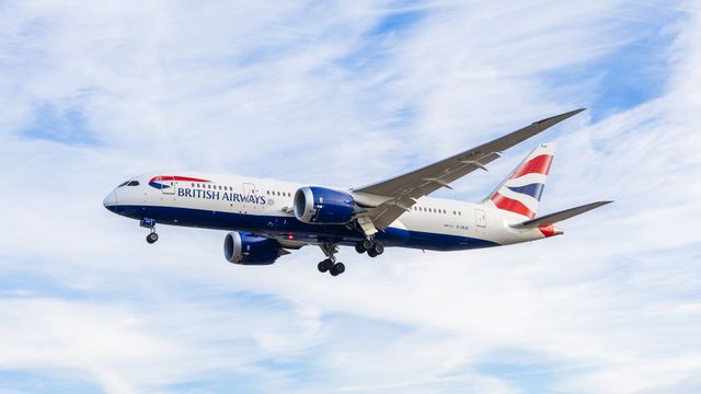 Avión de British Airways en vuelo, aerolínea que retomará la ruta directa entre Buenos Aires y Londres