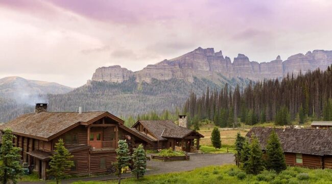 Cabañas de Brooks Lake Lodge en Wyoming rodeadas de bosques y montañas