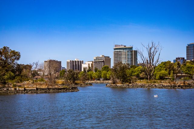 Vista urbana de Canberra, Australia, junto al agua y rodeada de espacios verdes