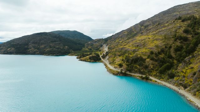 Vista panorámica de la Carretera Austral en Chile junto a un lago turquesa y montañas