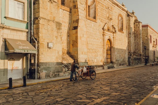 Calle empedrada del centro histórico de Oaxaca de Juárez con arquitectura colonial
