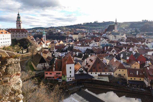 Vista panorámica de Český Krumlov, en Chequia, con su casco histórico, el castillo y el río Moldava