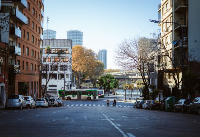 Calle de Buenos Aires con colectivo, ciclistas y edificios urbanos en la zona de Chacarita y Colegiales