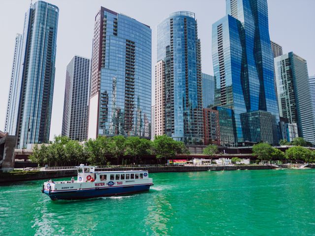 Water taxi navegando por el río Chicago entre los rascacielos del centro de la ciudad.