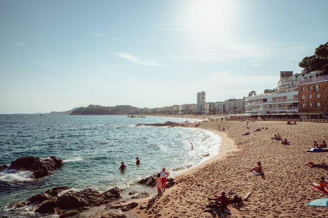 Playa de la Costa Brava con familias, mar y paseo marítimo en un destino ideal para viajar con niños