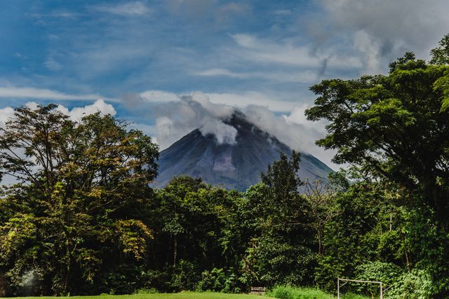 Volcán Arenal en Costa Rica rodeado de selva tropical y nubes