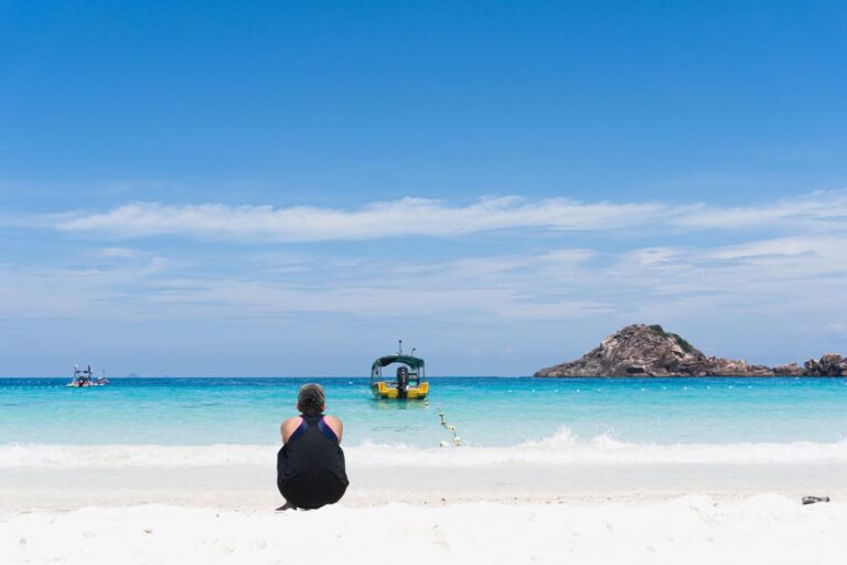 Playa de aguas turquesas y arena blanca como ejemplo de destino para viajar en temporada baja