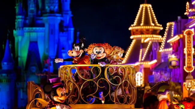 Halloween en Disney World 2026: celebración nocturna en Magic Kingdom Mickey Mouse, Minnie Mouse y Goofy durante un desfile nocturno de Halloween en Magic Kingdom