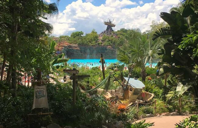 Piscina de olas de Disney’s Typhoon Lagoon con Mount Mayday al fondo en Walt Disney World