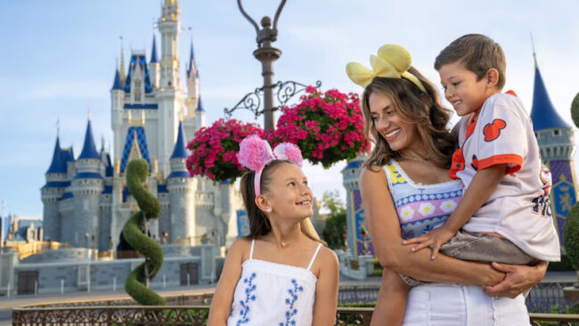 Familia frente al Cinderella Castle en Magic Kingdom, uno de los parques de Walt Disney World en Florida