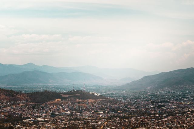 Vista panorámica de Oaxaca de Juárez rodeada de montañas en el estado de Oaxaca, México