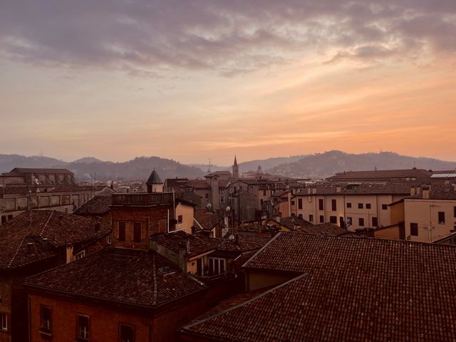 Vista urbana de Emilia-Romaña, en Italia, con tejados históricos al atardecer