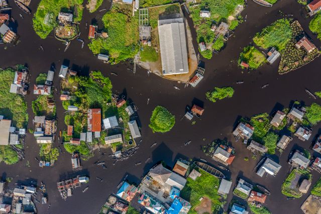 Ganvié, el poblado sobre el agua más famoso de Benín Vista aérea de viviendas y canales del poblado lacustre de Ganvié, en Benín