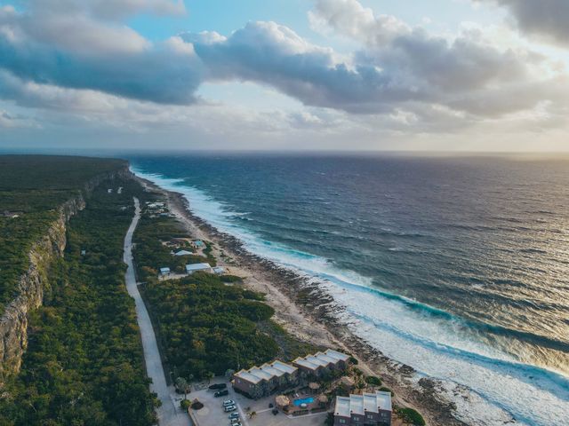 aérea de la costa de las Islas Caimán, con mar Caribe, acantilados y una carretera junto al litoral