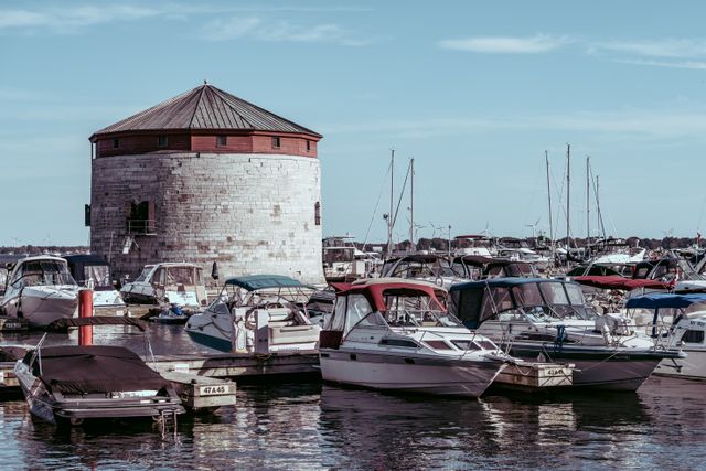 Puerto deportivo de Kingston, Ontario, con embarcaciones junto a una torre histórica a orillas del lago Ontario