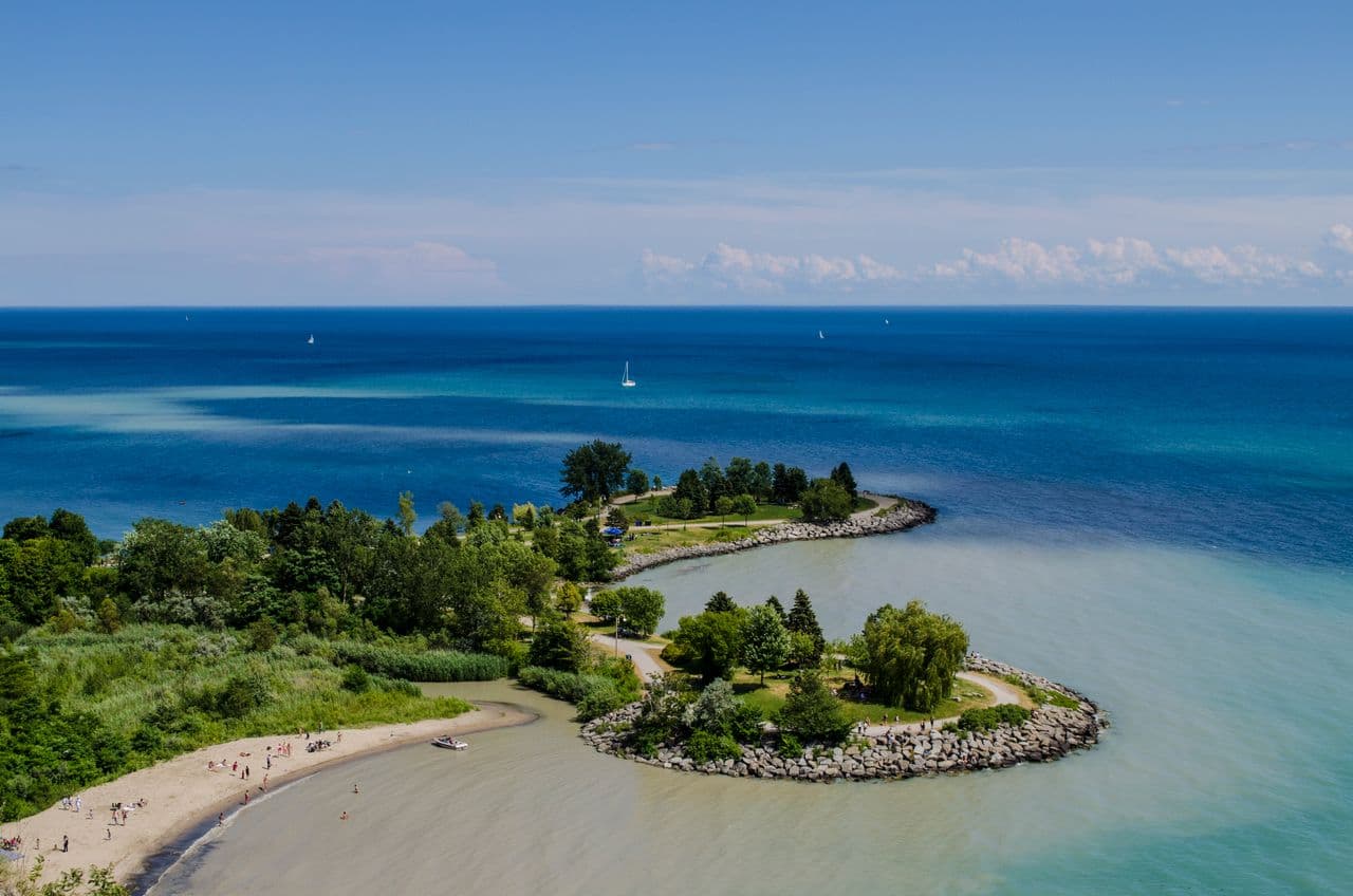 Vista panorámica de una playa y un parque sobre la costa del lago Ontario, cerca de Toronto.