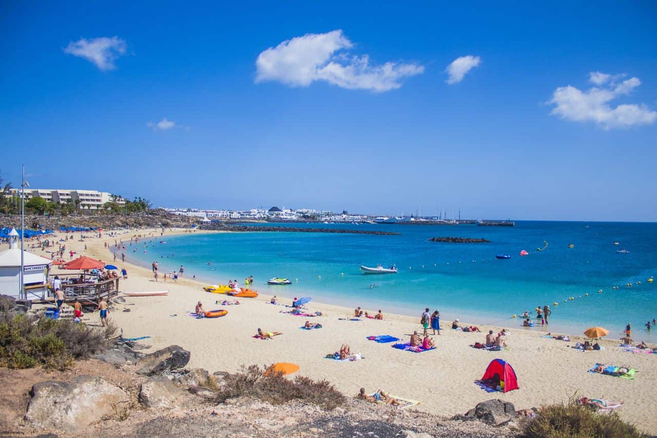 Familias disfrutan de una playa de aguas turquesas en Lanzarote, Islas Canarias