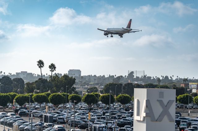 Avión aterriza en el Aeropuerto Internacional de Los Ángeles LAX, uno de los grandes aeropuertos de Estados Unidos
