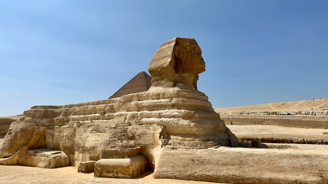 Mejor época para viajar a Egipto y visitar las pirámides de Giza Gran Esfinge de Giza con una pirámide al fondo bajo un cielo despejado en Egipto