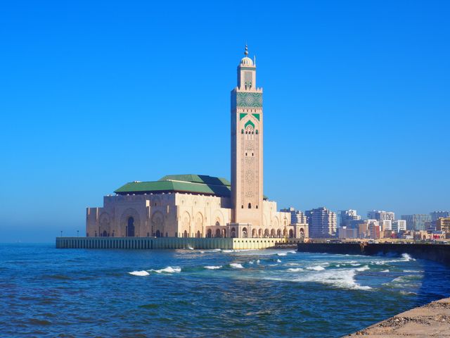 Mezquita Hassan II de Casablanca frente al océano Atlántico bajo un cielo despejado