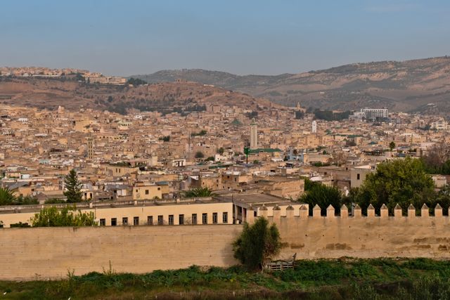 Vista panorámica de la medina de Fez en Marruecos, rodeada de colinas y antiguas murallas