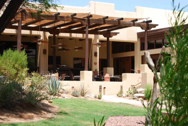 Miraval Resort Arizona: resort all inclusive de bienestar en Estados Unidos Exterior de Miraval Resort en Arizona, rodeado de vegetación desértica y arquitectura de estilo suroeste