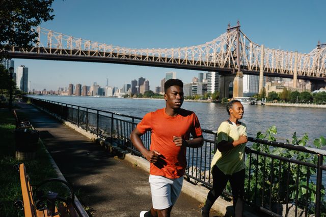 Nueva York, la mejor ciudad deportiva del mundo en 2026 Dos corredores junto al East River en Nueva York con el Queensboro Bridge al fondo