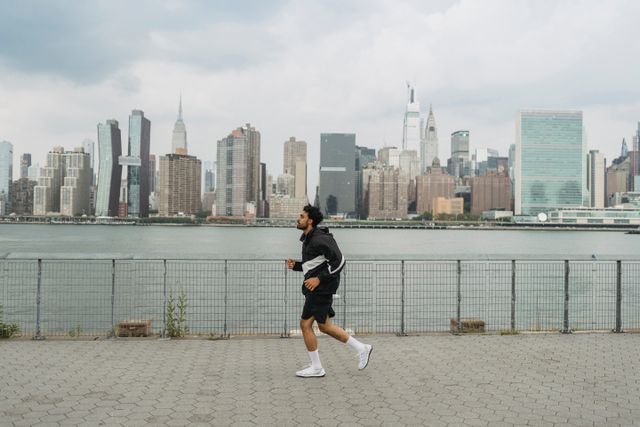 Nueva York, la mejor ciudad deportiva del mundo en 2026 Corredor junto al East River con el skyline de Manhattan y edificios de Nueva York al fondo