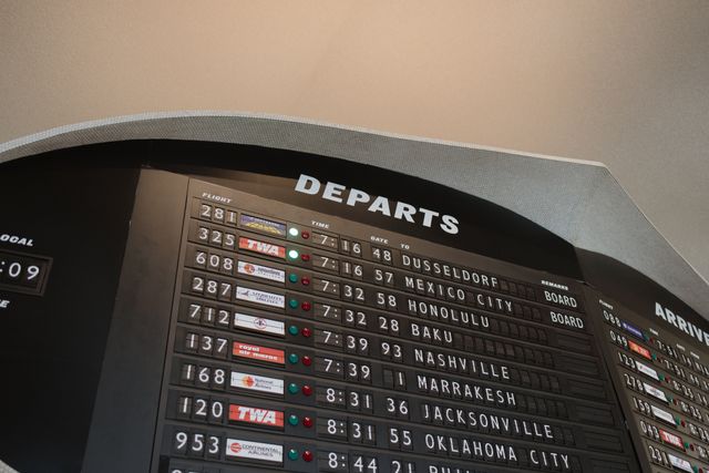 Panel de salidas de un aeropuerto con vuelos a distintos destinos internacionales y de Estados Unidos