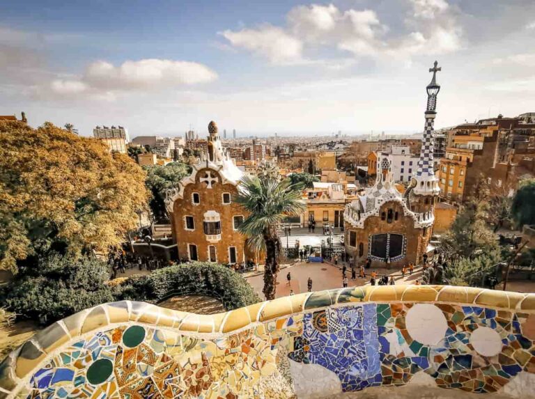 Vista del Park G&uuml;ell de Barcelona con sus mosaicos y pabellones modernistas