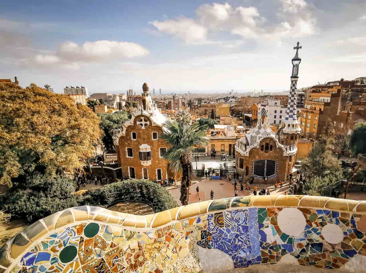 Vista del Park Güell de Barcelona con sus mosaicos y pabellones modernistas