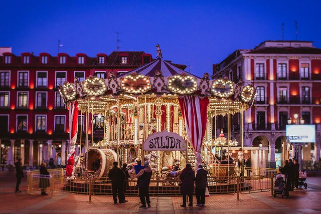 Carrusel iluminado en una plaza de Valladolid, una opción para disfrutar la ciudad con niños