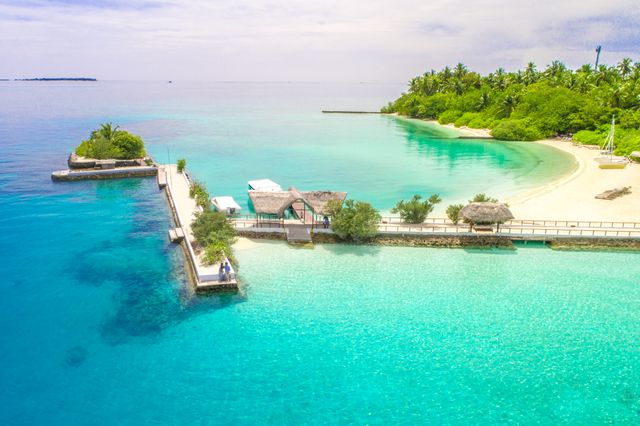 Mejor época para disfrutar las playas de Maldivas Playa de Maldivas con arena blanca, palmeras y una laguna de aguas turquesas