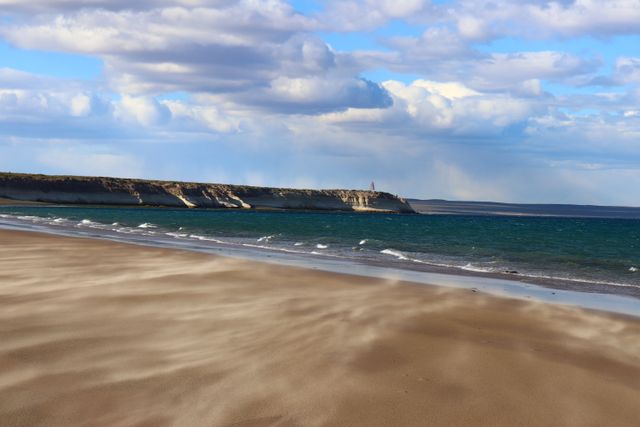 Playa de la costa de Chubut cerca de Puerto Madryn, con acantilados y mar patagónico